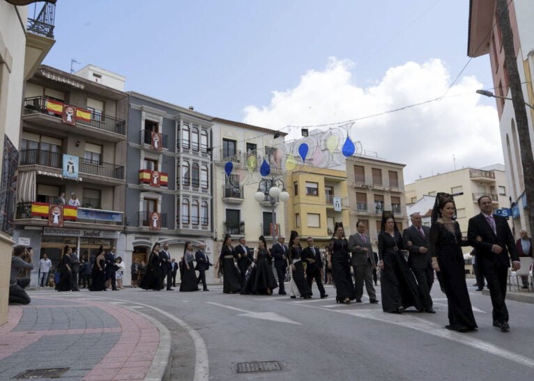 Prozession durch die Straßen von Teulada am Tag von Sant Vicent Ferrer