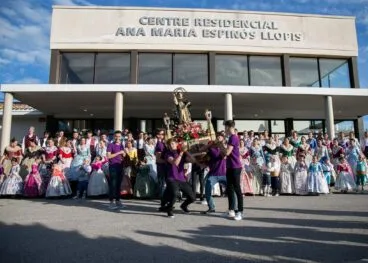 Recogida de la imagen en la residencia de Teulada por los Quintos de la Font Santa