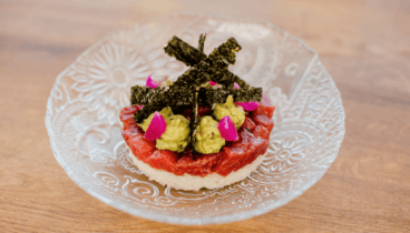 Tartar de atún con alga nori, arroz, guacamole y encurtidos