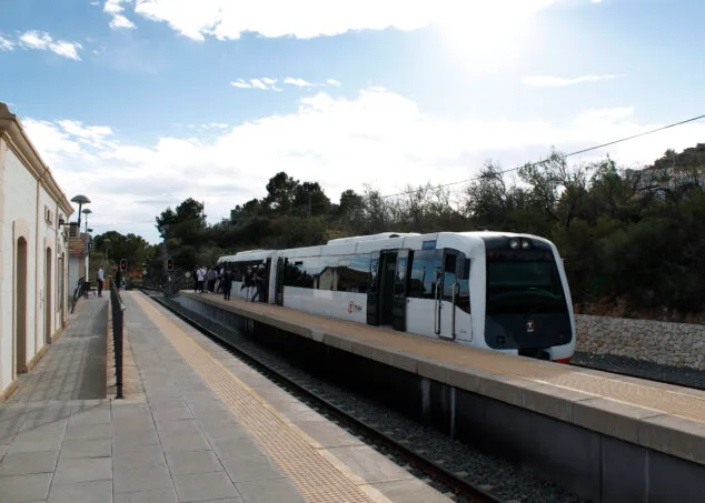 El TRAM d'Alacant será gratuito un día a la semana los próximos tres meses y reducirá sus tarifas a la mitad 1 Imagen: TRAM Metropolitano de Alicante en la parada de Calp
