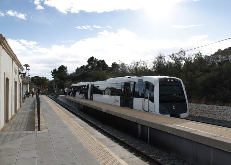 TRAM Metropolitano de Alicante en la parada de Calp