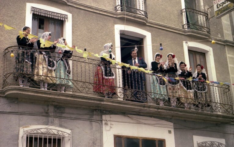 Sindaco di San Pancracio con le festeras del 1979