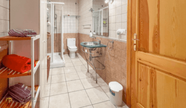 Amplio baño con plato de ducha