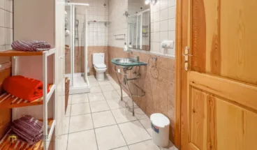 Amplio baño con plato de ducha