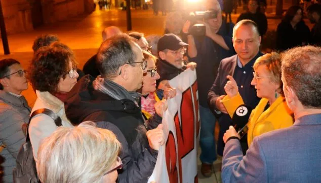Imagen: Ana Barceló, consellera de Sanitat, durante una manifestación en Dénia por la reversión del hospital