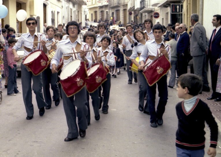 Banda de música amenitzant la cercavila al 1978