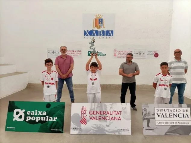 Imagen: El equipo de benjamines de la Escuela de Pilota de Ondara