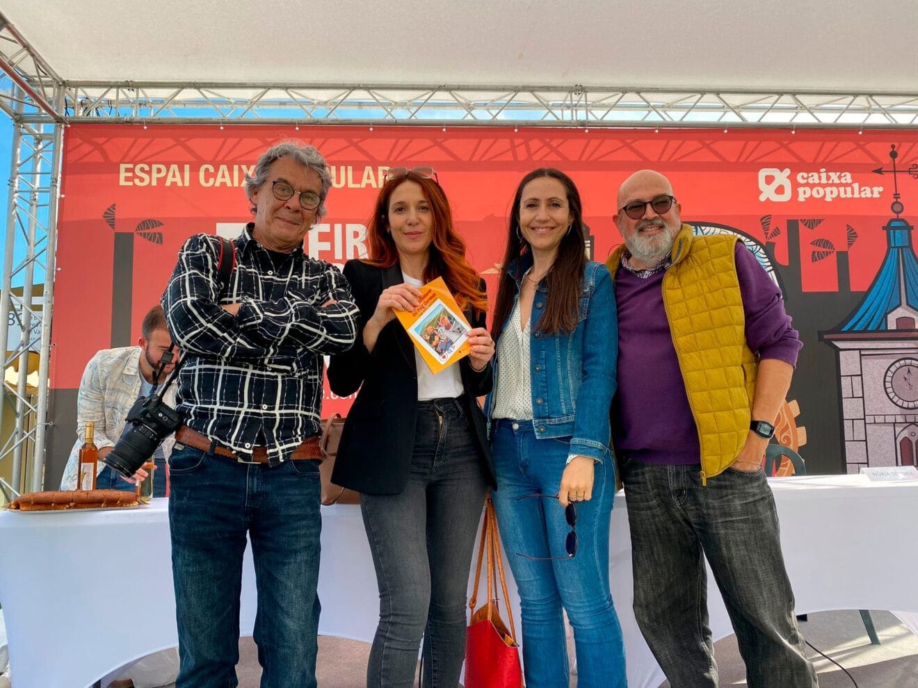 Bragat, el gat influencer del Puig Llorença' con su autora en Valencia