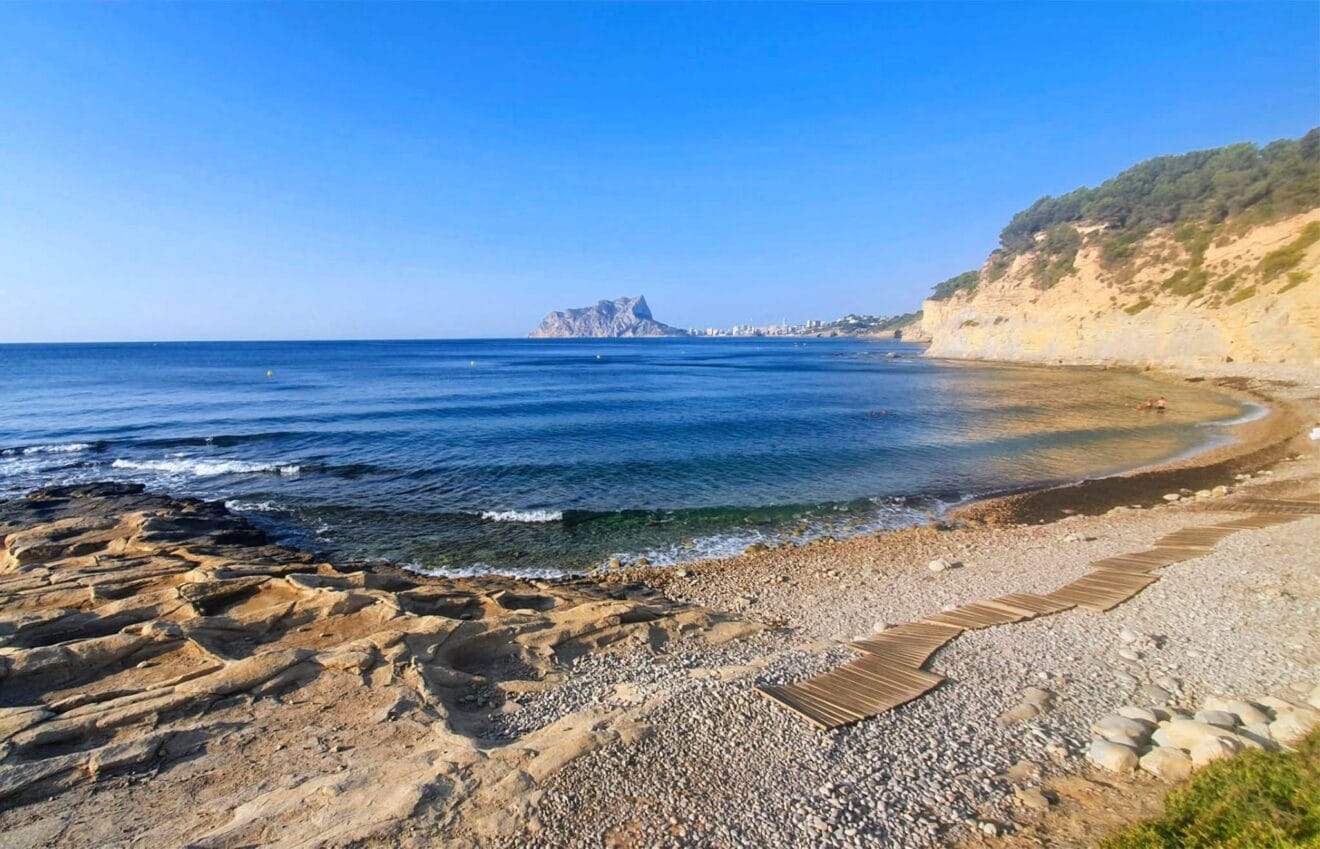 Cala Baladrar de Benissa con Bandera Azul