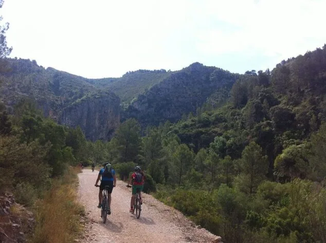 ciclismo por la montancc83a con aventura pata negra