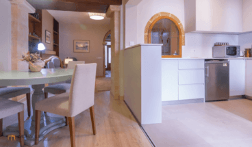 Cocina abierta al salón-comedor con barra americana