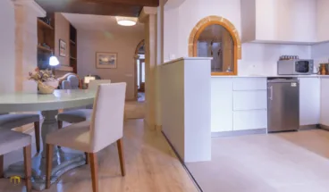 Cocina abierta al salón-comedor con barra americana