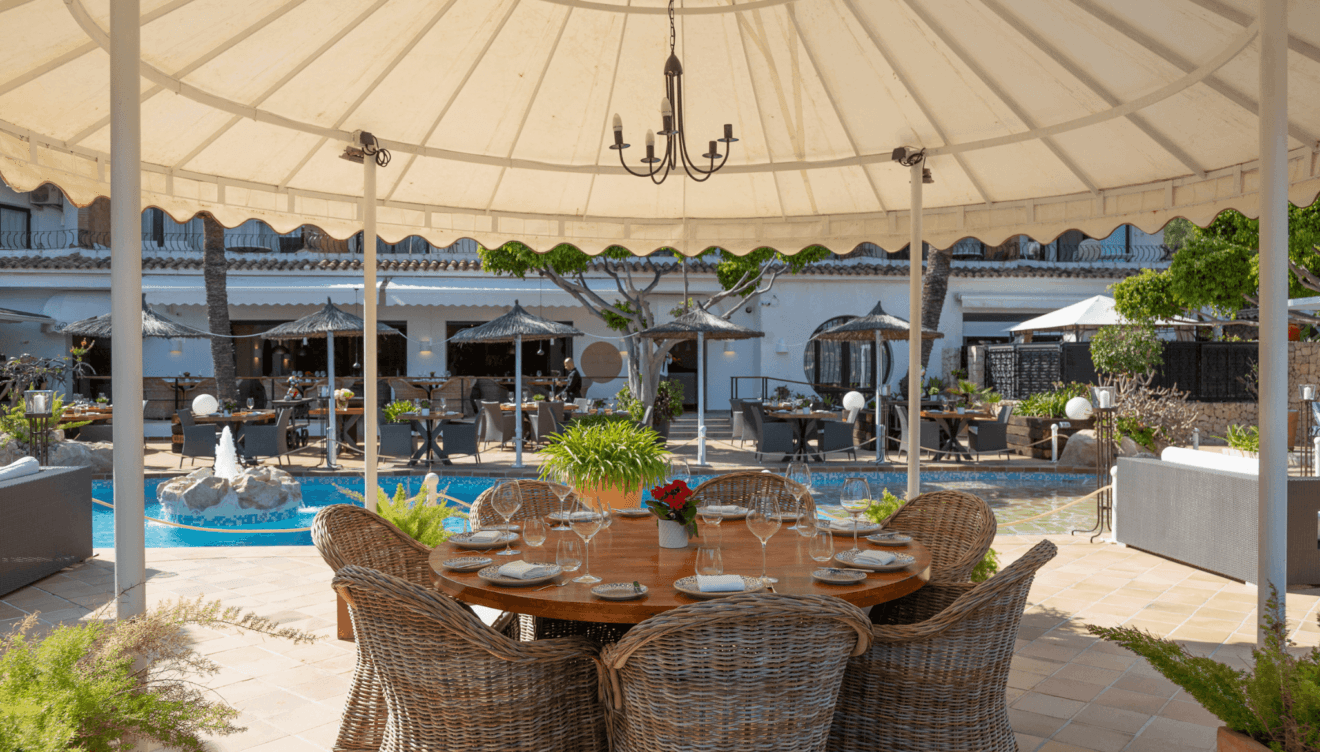 Come junto a la piscina de este restaurante de Calpe