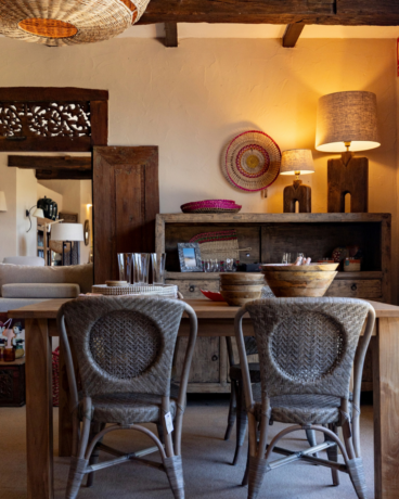 Comedor decorado con muebles coloniales de alta calidad
