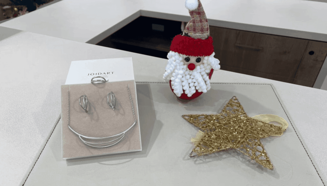 Conjunto de collar, anillo y pendientes de JOIDART