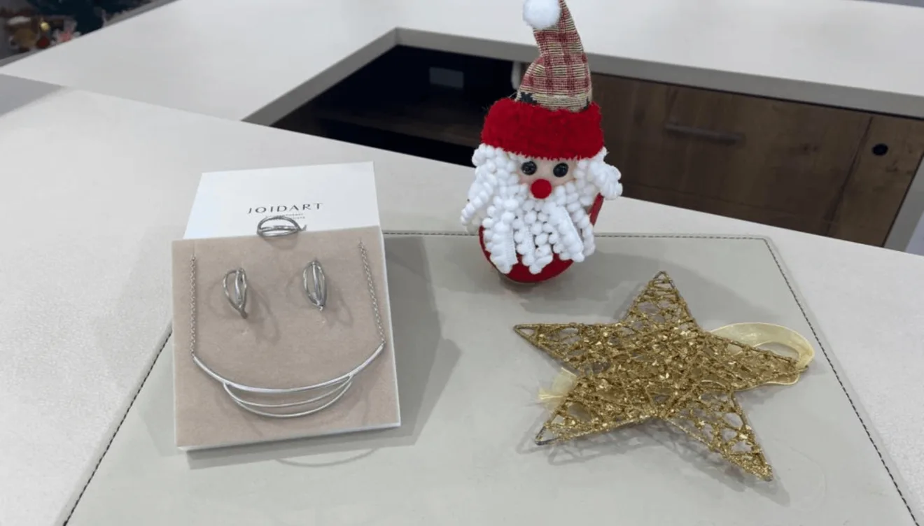 Conjunto de collar, anillo y pendientes de JOIDART