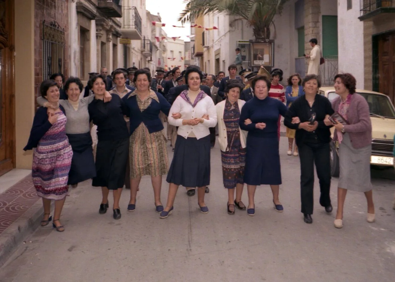 Cuadrilla de amigas en las fiestas (1980)