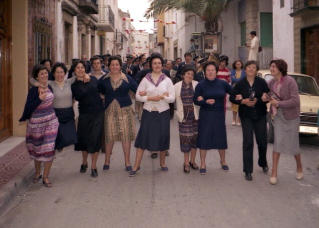 cuadrilla de amigas en las fiestas 1980