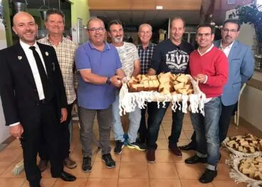 Cuadrilla de amigos con el pa benet