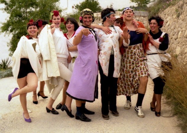 Imagen: Cuadrilla de amigos disfrazados en los 1980