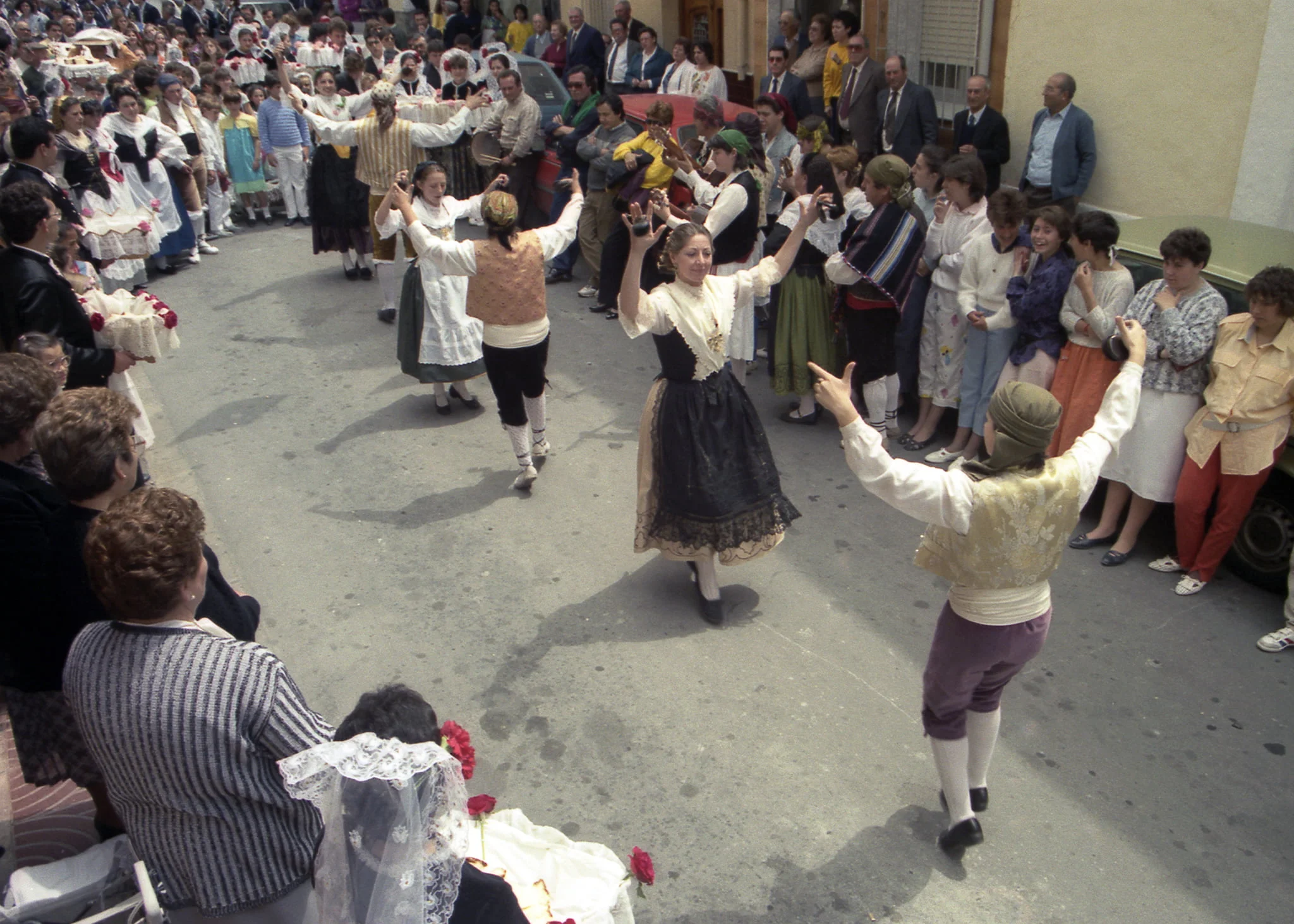 Danzas tradicionales en las Fiestas de la Rosa del 1986