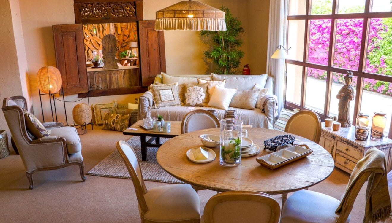 Decoración en tonos crema para el salón