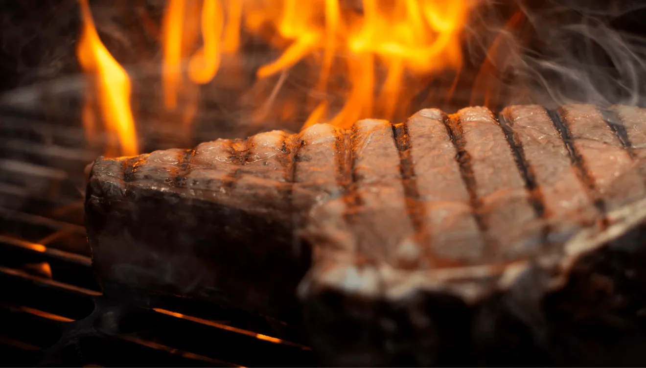 Deliciosas piezas de carne cocinadas a la brasa