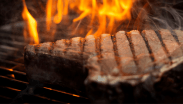 Deliciosas piezas de carne cocinadas a la brasa