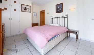 Dormitorio con cama de matrimonio y armario empotrado