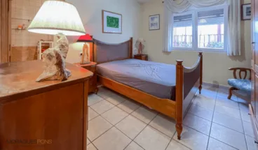 Dormitorio de estilo rústico con cama de matrimonio