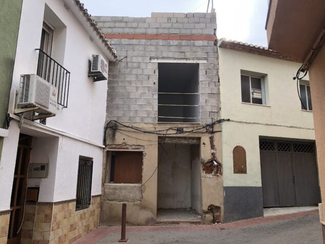 Imagen: Edificio de la Calle Sant Cristofol que se derriba para aparcamiento