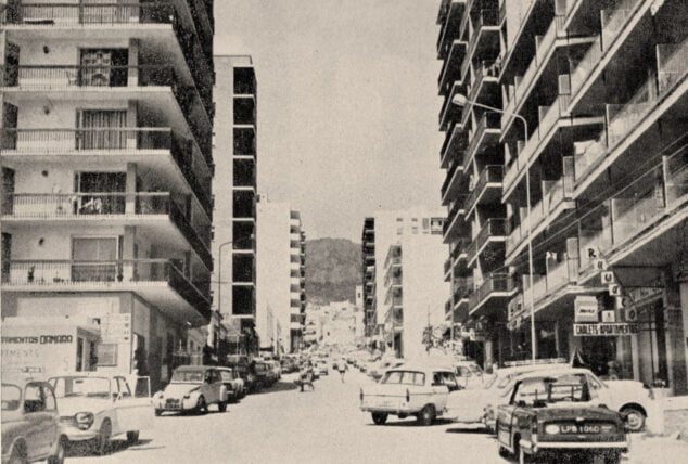 Imagen: Edificios Pondarosa y Frontimar a la derecha (publicado en 1968) - Jackycalp Ifac