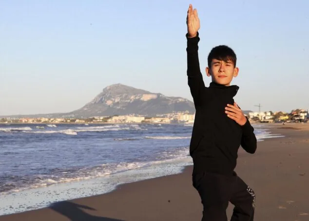 Imagen: El joven bailarín con el Montgó de fondo