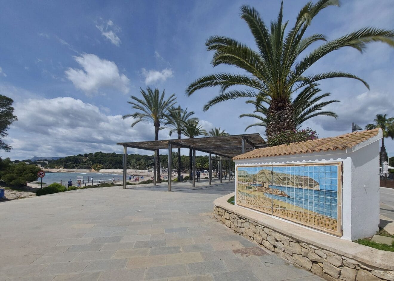 Entrada a l'Ampolla junto al Castillo de Moraira