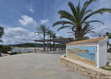 Entrada a l’Ampolla junto al Castillo de Moraira