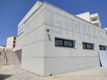 Exterior del nuevo gimnasio de Gata