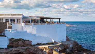 Fachada histórica del Restaurante Mena fundado en 1959