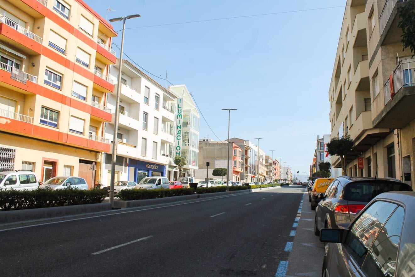 Farolas en una avenida Mediterráneo de Teulada