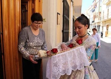 Festera con el pan bendecido en 2017