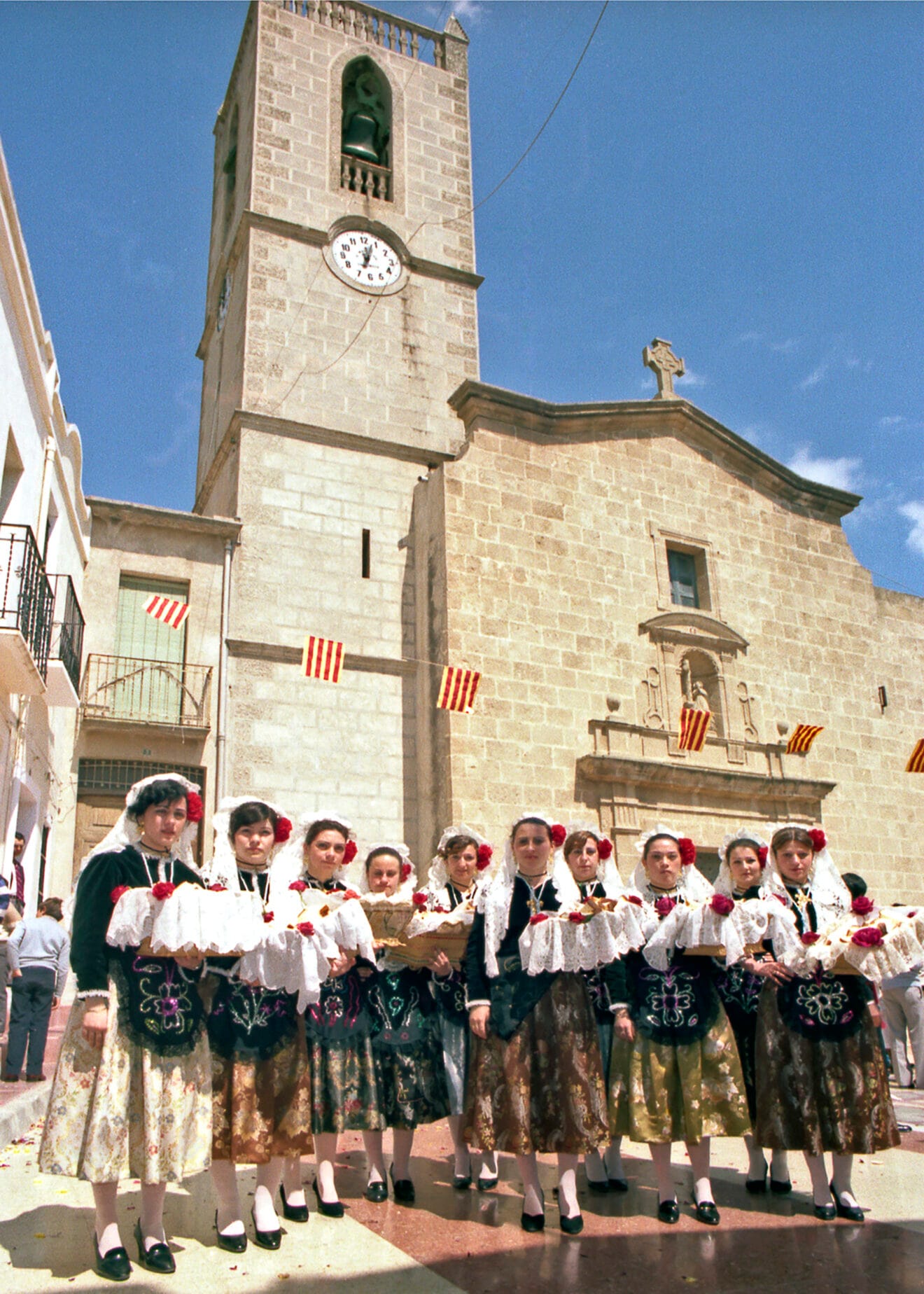 Festeras de la Rosa frente a la iglesia de Benitatxell (1981)