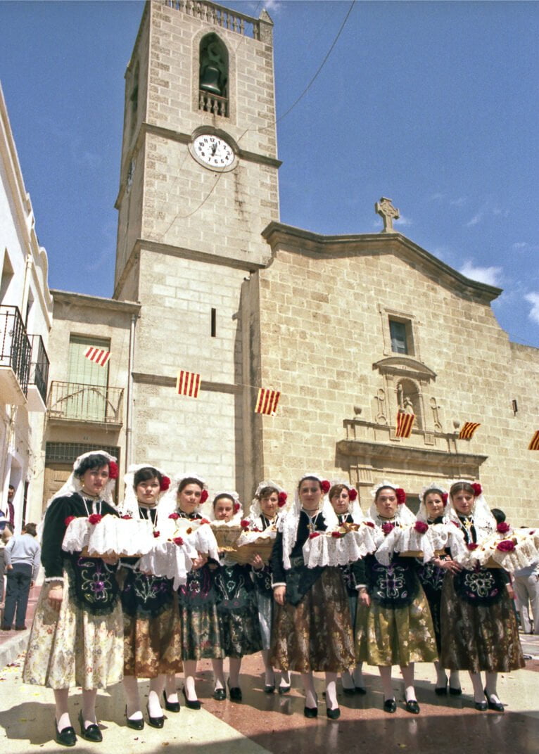 Festeras de la Rosa frente a la iglesia de Benitatxell (1981)