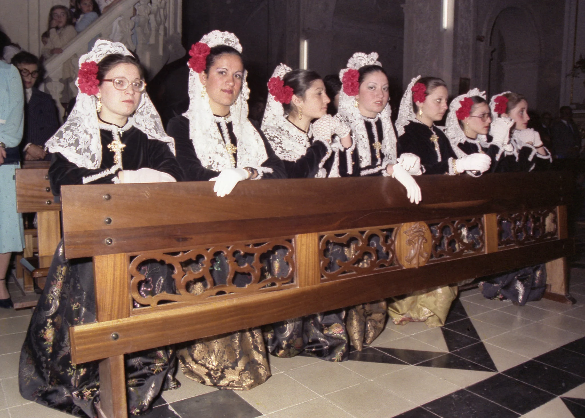 Festeras del 1982 en la misa de Benitatxell