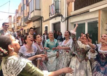 Festeras tras la carrera de gallos