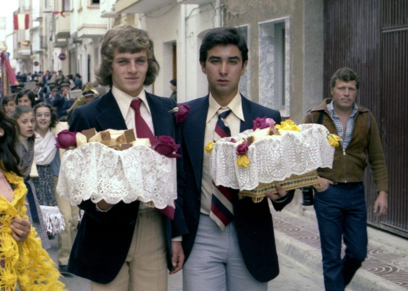 Festeros de 1978 con el pan cortado y bendecido