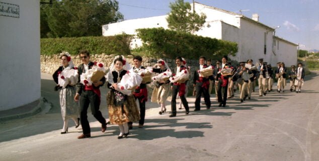 Imagen: Festeros y festeras de la Rosa en el pasacalle de 1981