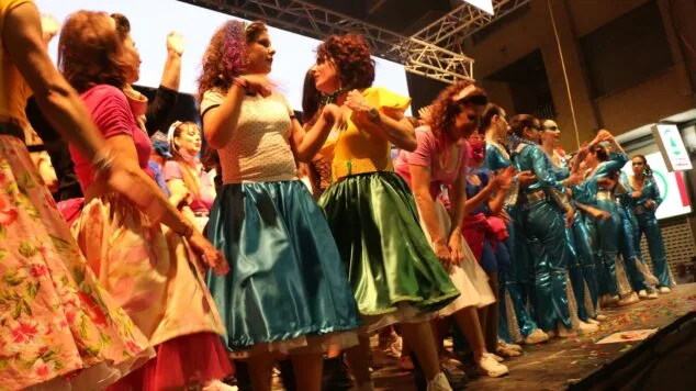 El Carnaval más famoso de la Marina volvió a tomar las calles para hacer vibrar a Pego de nuevo 20 festival darts esceniques pego 2022110