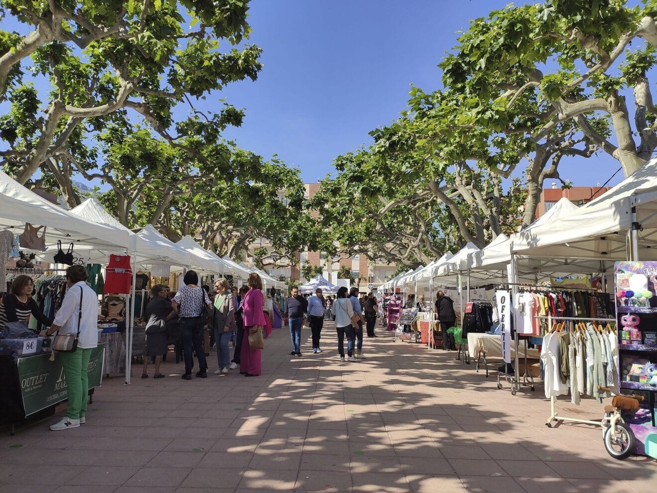 Fira del Comerç al Passeig Cervantes