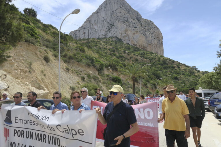 Manifestación contra la ampliación de la piscifactoría calpina