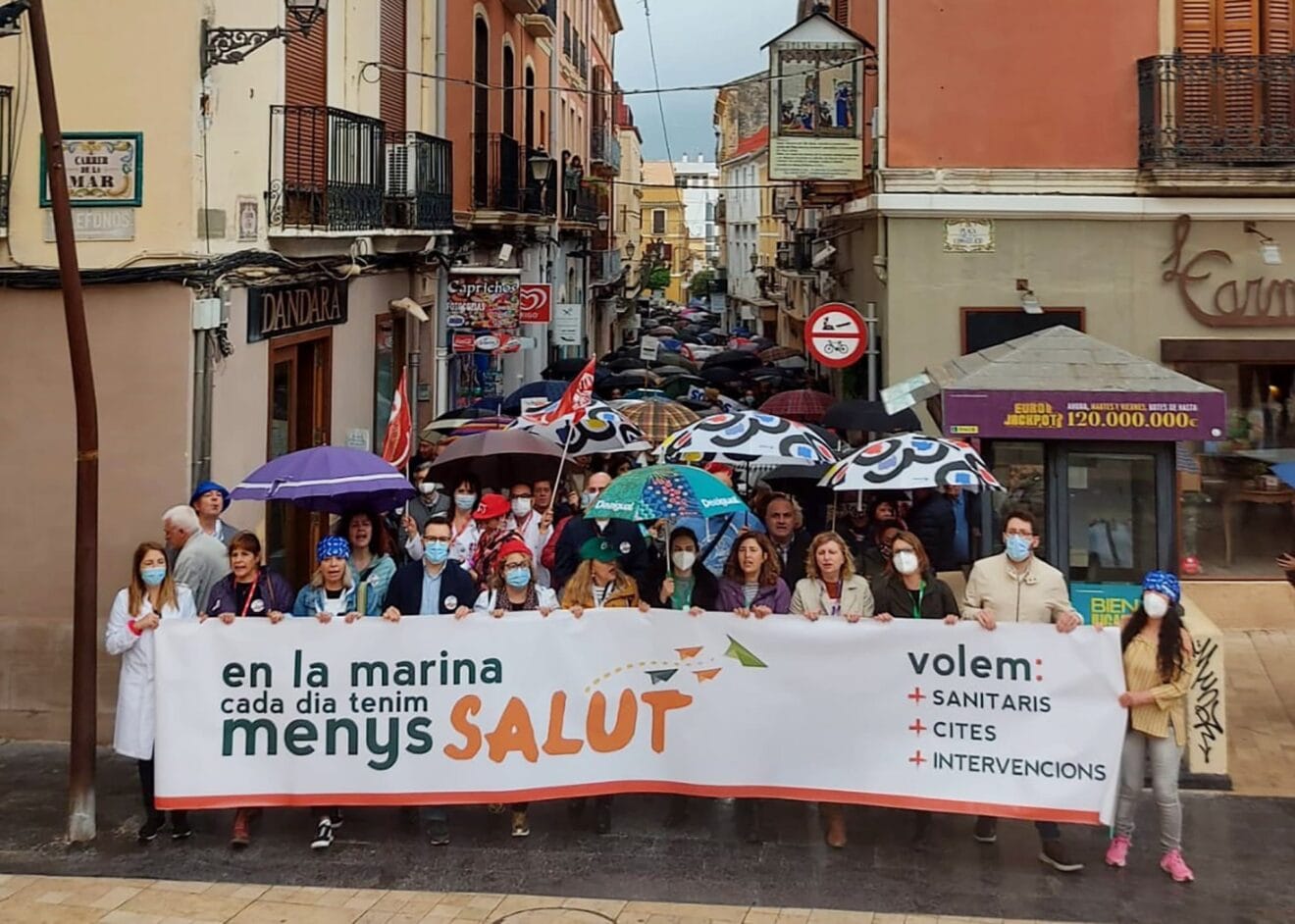 Manifestantes llegando al Ayuntamiento de Dénia
