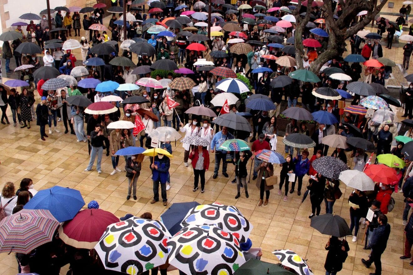 Manifestantes por la sanidad de la Marina ante el Ayuntamiento de Dénia bajo la lluvia